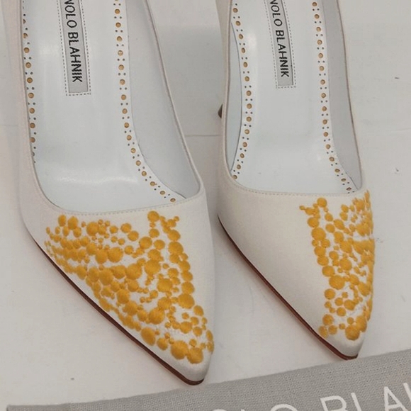 Manolo Blahnik Women's Embroidered White & Gold Pumps - EU37/US7 - Picture 6 of 11